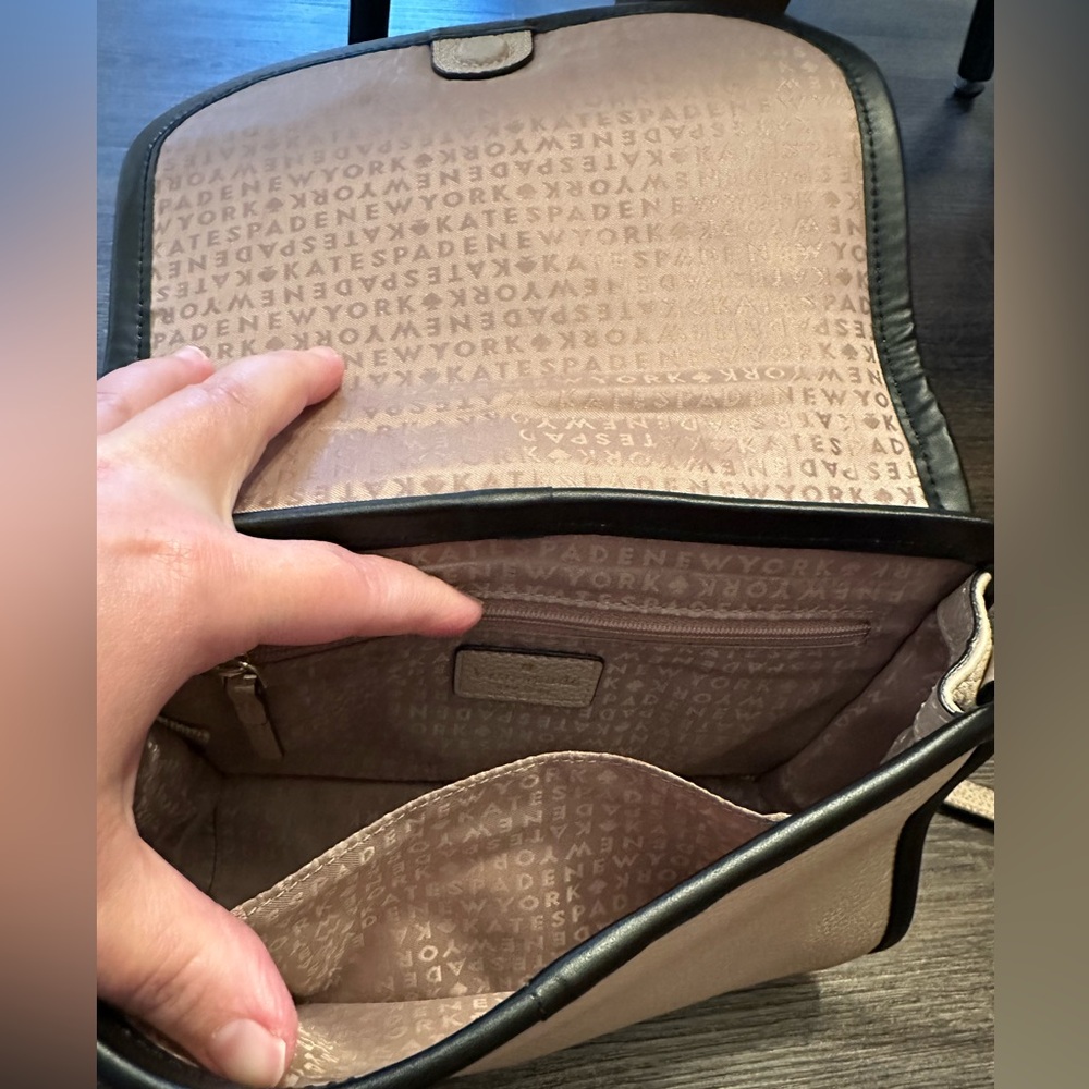 Kate Spade ♠️ cross body bag with storybook lining - Picture 6 of 9